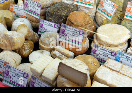 Selezione di formaggi sulla strada del mercato in stallo, Rennes, Brittany, Francia Foto Stock