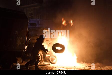 Kiev, Ucraina. Xx gen, 2014. I manifestanti si scontrano con la polizia, nel centro di Kiev, Ucraina, il 20 gennaio 2014. Manifestanti hanno eretto delle barricate da veicoli carbonizzati e altri materiali nel centro di Kiev come il suono di granate stun può essere sentito in congelamento aria come la polizia cerca di sedare anti-government street proteste. Credito: Sergii Kharchenko/NurPhoto/ZUMAPRESS.com/Alamy Live News Foto Stock