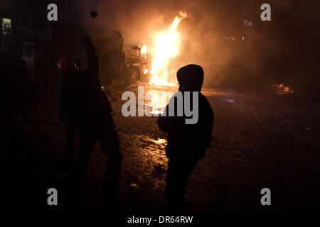 Kiev, Ucraina. Xx gen, 2014. I manifestanti si scontrano con la polizia, nel centro di Kiev, Ucraina, il 20 gennaio 2014. Manifestanti hanno eretto delle barricate da veicoli carbonizzati e altri materiali nel centro di Kiev come il suono di granate stun può essere sentito in congelamento aria come la polizia cerca di sedare anti-government street proteste. Credito: Sergii Kharchenko/NurPhoto/ZUMAPRESS.com/Alamy Live News Foto Stock