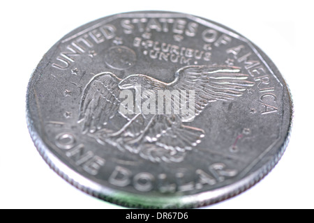 Immagine ravvicinata di un silver dollar coin che mostra un bold eagle isolato su bianco Foto Stock