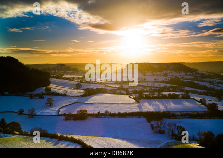 Inizio inverno neve su Downham Hill e la camma verso il basso lungo, GLOUCESTERSHIRE REGNO UNITO Foto Stock