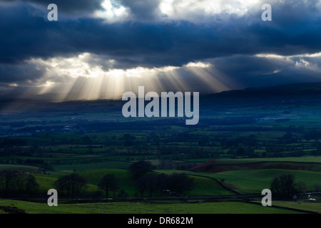 Nuvole e sole vicino a Penrith, Cumbria Regno Unito Foto Stock