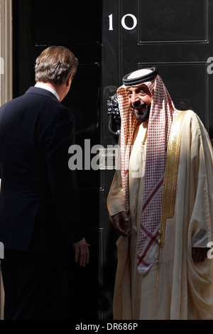 Emirati Arabi Uniti (EAU) Presidente Sheikh Khalifa Al-Nahyan (R) è accolto dal Primo ministro britannico David Cameron (L) a 10 Foto Stock