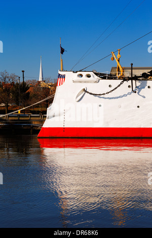 L incrociatore protetto USS Olympia si erge riflettente e grazioso in acque ancora di Penn's Landing, la città di Filadelfia Foto Stock