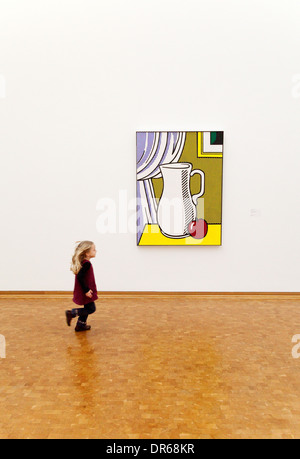 Bambino e arte moderna - correndo verso un Roy Lichtenstein verniciatura ( ancora in vita con brocca e apple ), il Museo Ludwig di Colonia, Germania Foto Stock