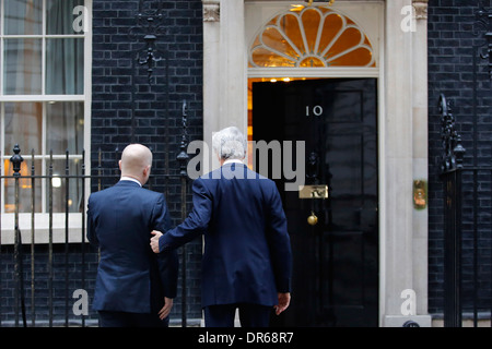 Il Segretario di Stato americano John Kerry (L) e il suo omologo britannico William Hague (R) al di fuori del numero 10 di Downing Street Foto Stock