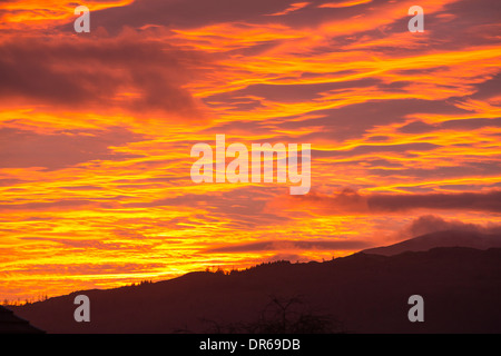 Tramonto sul Coniston fells nel distretto del lago, UK. Foto Stock