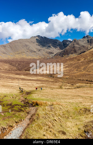 Il Cuillin Hills da accanto al cocco Allt un Mhadhaidh sul pool di fata a piedi, Glen fragile, Isola di Skye Foto Stock