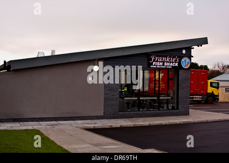 Henry Colbeck i fornitori a "pesci e negozi di chip' erogazione di stock per il locale diner Frankie's Fish Shack a Dundee, Regno Unito Foto Stock