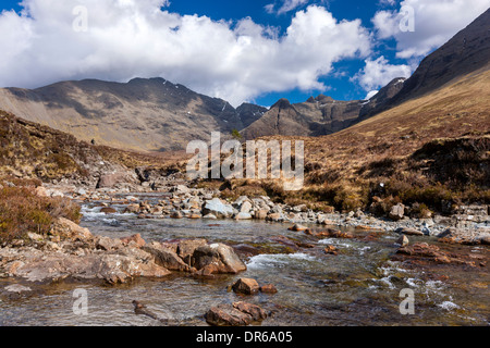 Il Cuillin Hills da accanto al cocco Allt un Mhadhaidh sul pool di fata a piedi, Glen fragile, Isola di Skye Foto Stock