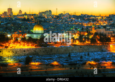 Panoramica della Città Vecchia di Gerusalemme, Israele con la cupola dorata moschea Foto Stock
