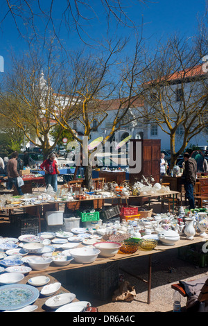 Estremoz sabato mercato all'aperto con la gente la navigazione si spegne Alentejo Portogallo Foto Stock