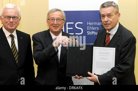 Kiel, Germania. Xx gen, 2014. Ex primo ministro del Lussemburgo ed ex Presidente del Parlamento europeo Jean Claude Juncker (C) pone con presidente della Hermann Ehlers Fondazione Otto Bernhard (R) in occasione della presentazione della Hermann Ehlers premio in Kiel, Germania, 20 gennaio 2014. Ex Presidente del Parlamento europeo Hans-Gert Poettering sorge sulla sinistra. Juncker ha ricevuto il premio dal CDU-affiliato fondazione per la sua attività di advocacy dell integrazione europea e la valuta Euro. Foto: CARSTEN REHDER /dpa/Alamy Live News Foto Stock