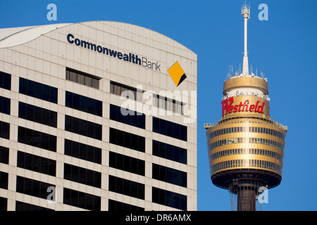 Commonwealth Bank logo sul grattacielo nel CBD di Sydney e il Sydney Tower con Westfield logo in distanza Sydney New South Wales AUSTRALIA Foto Stock