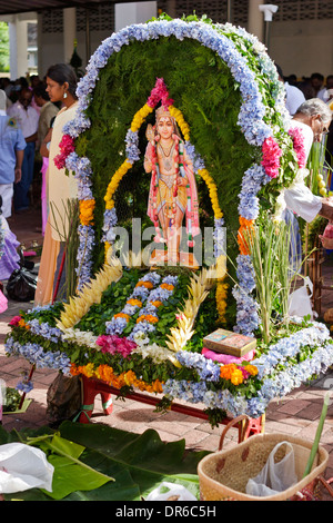 Vivacemente colorato Cavadee disposizione durante il Thaipoosam Cavadee festival, Mauritius. Foto Stock