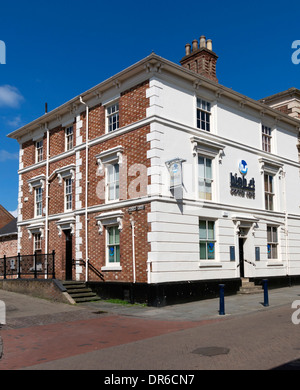 Vecchio edificio con facciata ornata in fiammingo legato di mattoni rossi con la luce delle intestazioni, High Street per la cura dentale, Melton Mowbray. Foto Stock
