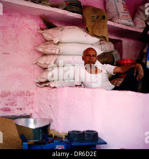 Fotografia di viaggio - un mercante di grano business man in Jodhpur in Rajasthan in India nel Rajasthan Asia del Sud. Imprenditore Lifestyle La vita di persone Foto Stock