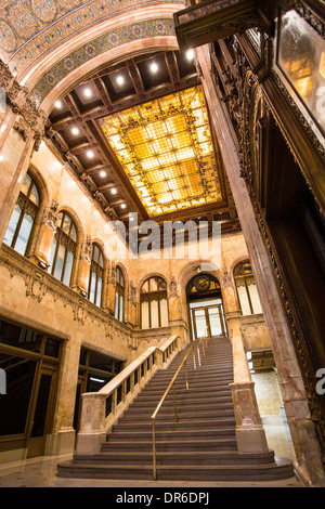 Bellissimo atrio interno con scala nel centro storico di Chrysler Building a New York City visto il 9 novembre 2013 Foto Stock