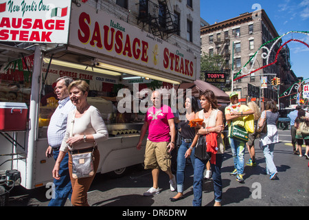 New York City USA: i visitatori a piedi passato fornitore di cibo durante la festa annuale di San Gennaro a Little Italy Sept 13, 2013 Foto Stock