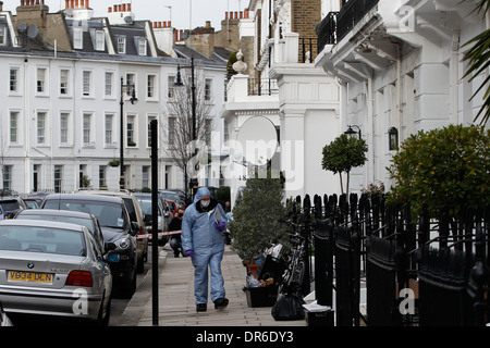 Forense di polizia in un cordone in corrispondenza di una scena del crimine in Lupus Street Pimlico Londra Gran Bretagna 28 gennaio 2013. Foto Stock