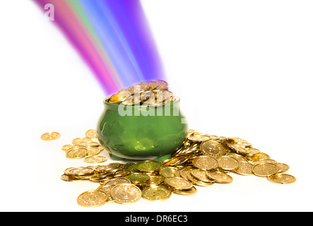 Un pot verde con trifogli piena di monete d'oro alla fine di un arcobaleno isolato su bianco Foto Stock