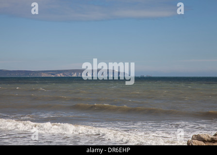 L'Isola di Wight dalla spiaggia a Highcliffe -on-mare, Dorset Foto Stock