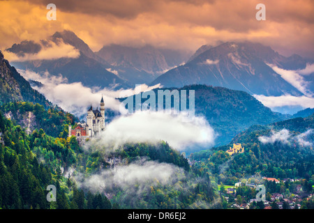 Il Castello di Neuschwanstein nelle alpi bavaresi della Germania. Foto Stock