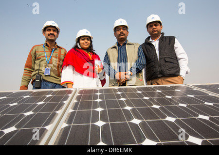 Lavoratori a 1 MW di energia solare stazione gestito da Tata power sul tetto di una società di elettricità di Delhi, India. Foto Stock