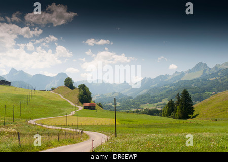 Il percorso del ciclo in La Sarine Valley vicino a Neirivue nelle alpi svizzere, parte del ciclo nazionale route 4 (Alpenpanorama Route) Foto Stock