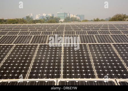 A 1 MW di energia solare stazione gestito da Tata power sul tetto di una società di elettricità di Delhi, India. Foto Stock