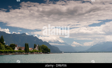 Vista del villaggio di La Tour de Peilz sulla riva del lago di Ginevra in Svizzera, presi da Vevey Foto Stock