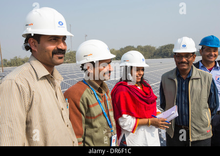 Lavoratori a 1 MW di energia solare stazione gestito da Tata power sul tetto di una società di elettricità di Delhi, India. Foto Stock