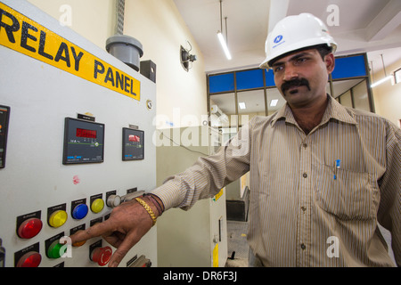 Lavoratori a 1 MW di energia solare stazione gestito da Tata power sul tetto di una società di elettricità di Delhi, India. Foto Stock