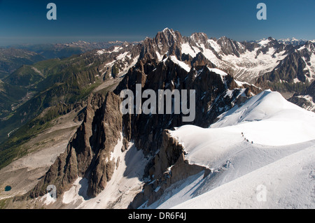 Gli arrampicatori salendo la cresta sul lato orientale dell'Aiguille du Midi (3842m) nel massiccio del Monte Bianco nelle Alpi francesi Foto Stock