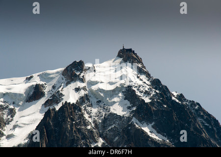 Vista dell'Aiguille du Midi (3842m) nel massiccio del Monte Bianco nelle Alpi francesi nei pressi di Chamonix (presi dal piano de l'Aiguille) Foto Stock