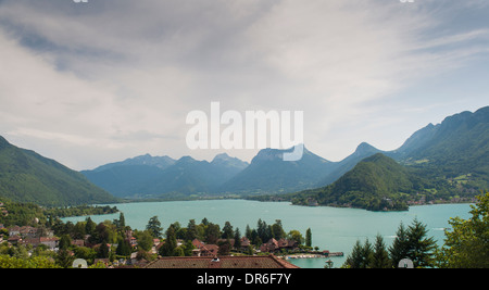 Veduta del lago di Annecy (Lac d'Annecy) da Talloires verso Doussard nelle Alpi francesi Foto Stock