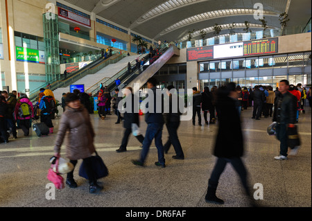 Sala partenze di Jilin stazione ferroviaria. La città di Jilin, Cina Foto Stock