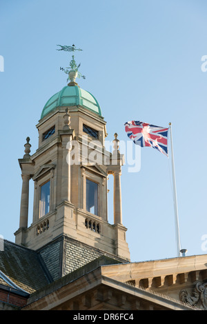 Il tetto e la torre campanaria e la bandiera sulla sommità del Peterborough municipio edificio UK Foto Stock