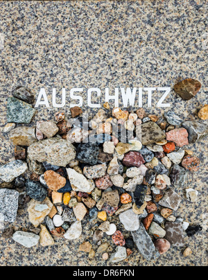 Auschwitz Memorial di Berlino in Germania presso il Cimitero di Weissensee. Foto Stock