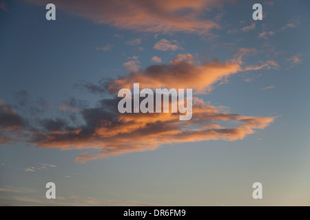 Formazioni di nubi prendere il sole di sera a laghi inferiori, Chilton Trinità, Somerset, Inghilterra Foto Stock