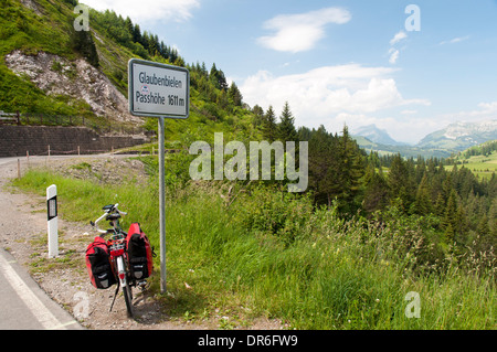 Dawes Galaxy touring bike con gerle accanto al vertice il segno di Glaubenbielen Pass (1611m) vicino Giswill nelle Alpi Svizzere Foto Stock