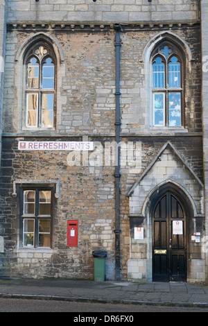 Il negozio di bevande rinfrescanti o caffetteria in vecchi edifici nel cortile a Peterborough Cathedral Regno Unito Foto Stock