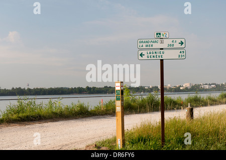 Segno sulla ViaRhôna percorso ciclabile sulle rive del fiume Rodano vicino a Lione in Francia Foto Stock