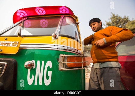 Un tuctuc a Delhi, India, alimentati a gas naturale compresso (CNG), tutti di Delhi's tuctucs sono alimentati con CNG, contribuendo significativamente Delhi, problemi di qualità dell'aria. Foto Stock