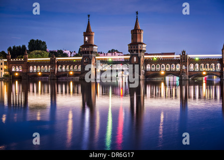 Berlino, Germania al Oberbaum ponte sul fiume Spree. Foto Stock