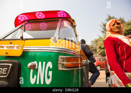 Un tuctuc a Delhi, India, alimentati a gas naturale compresso (CNG), tutti di Delhi's tuctucs sono alimentati con CNG, contribuendo significativamente Delhi, problemi di qualità dell'aria. Foto Stock