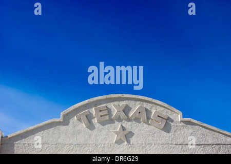 Texas star e il nome sulla parte superiore di un vecchio edificio in Marfa, West Texas. Foto Stock