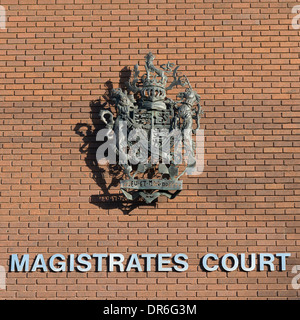 Il logo, il segno e il crest sulla parete del MAGISTRATES COURT DI Peterborough Regno Unito Foto Stock