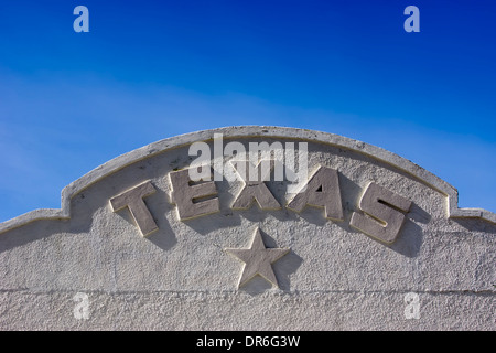 Texas star e il nome sulla parte superiore di un vecchio edificio in Marfa, West Texas. Foto Stock