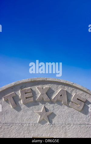 Texas star e il nome sulla parte superiore di un vecchio edificio in Marfa, West Texas. Foto Stock